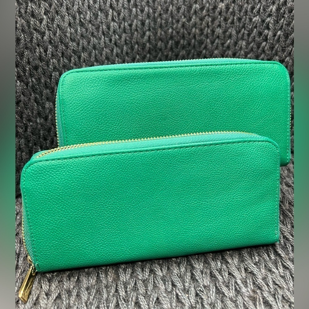 W017.2 Merona Green Zipper Wallet (single) - Picture 1 of 3